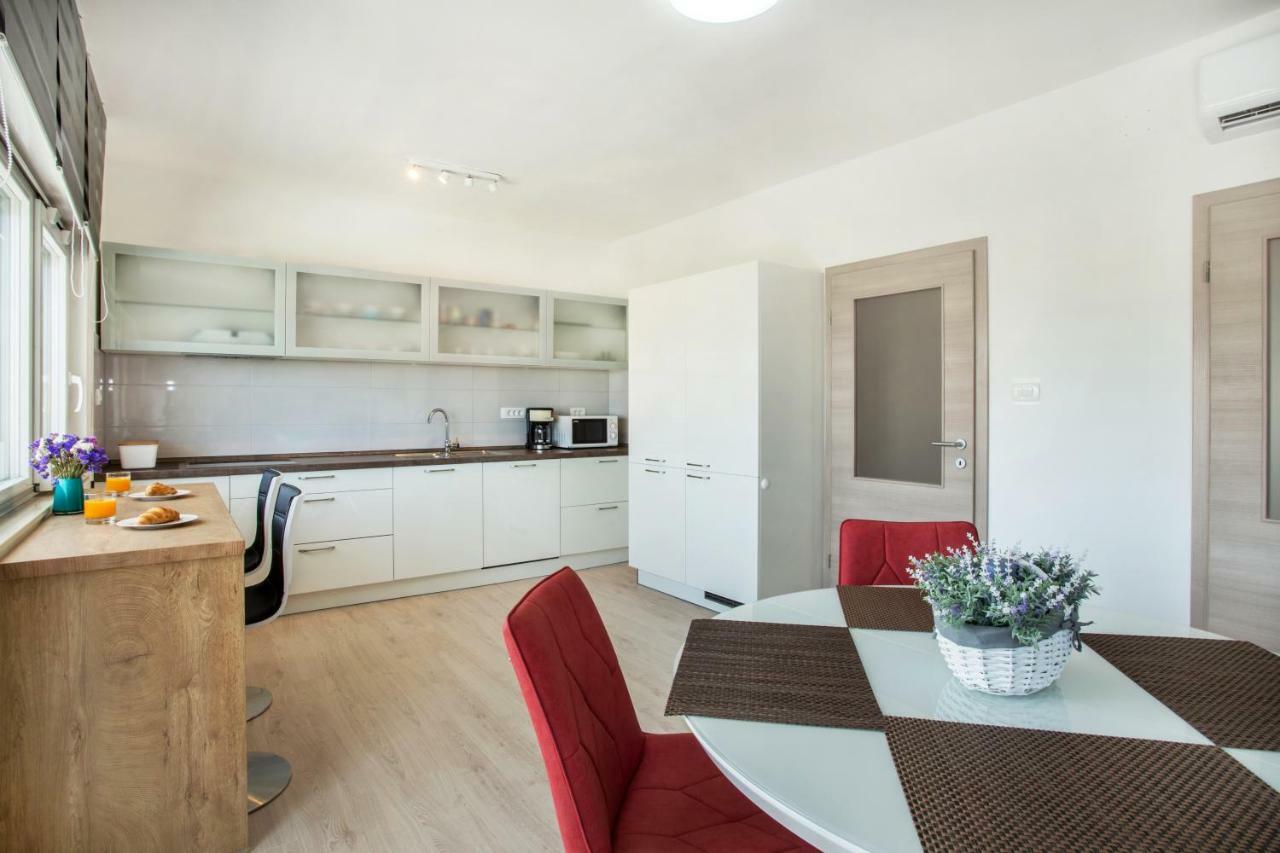 Ac Apartment With 2 Bedrooms And 2 Bathrooms-Free Private Parking Спліт Екстер'єр фото